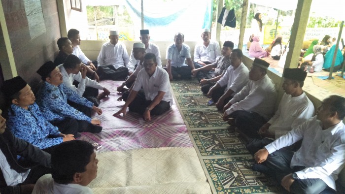 Keluarga Besar Kankemenag Aceh Timur Takziah ke Rumah Pegawai Kemenag