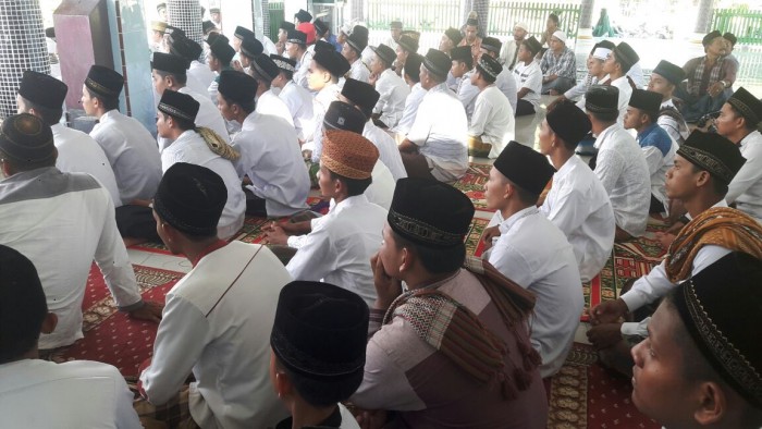 Tragedi Meledaknya Sumur Minyak, Ratusan Jamaah Melakukan Doa Bersama 