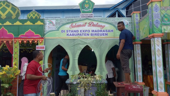 Meski Diguyur Hujan, Panitia Rampungkan Persiapan Stand Expo Madrasah Bireuen