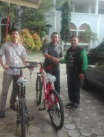 Kakanwil dan Kabag TU Serahkan Sepeda untuk Doorprize HUT UIN Ar-Raniry