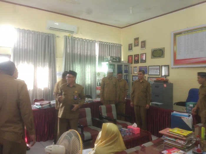 Kakanwil dan Kabag TU Kemenag Aceh Tinjau MIN 47 Pidie 