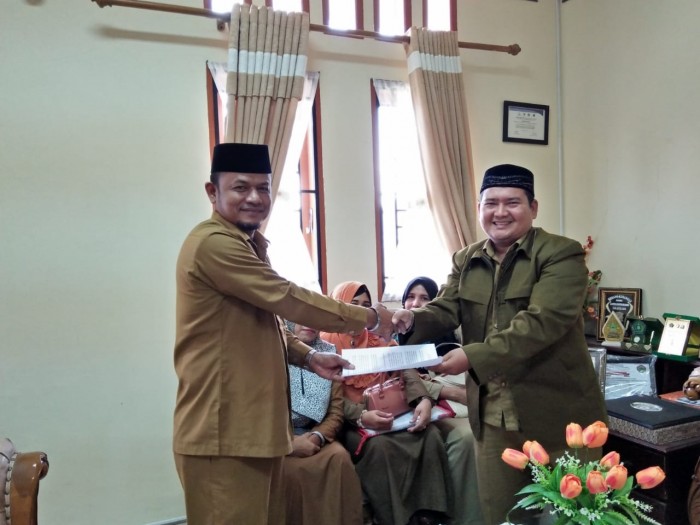 Terkendala Syarat, Sejumlah Tenaga Honorer Datangi Kakankemenag Aceh Utara