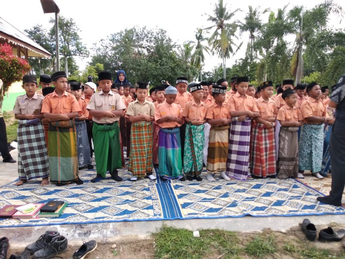 Siswa MIN 24 Aceh Timur Laksanakan PraktikShalat Jenazah