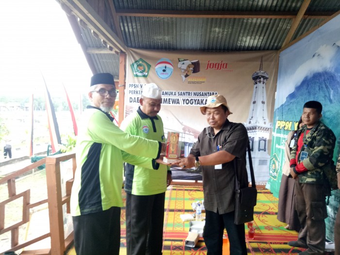 Secara Simbolis, Kabid PD Pontren Hadiahi Cinderamata kepada Kontingen Luar Aceh