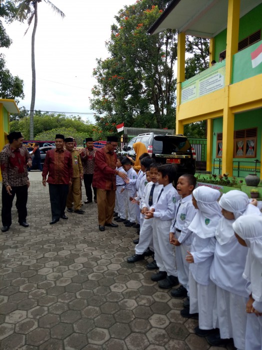 Di MIN 1, Kakanwil Disambut Siswa Yel-Yel Bapak Kakanwil Siapa yang Punya