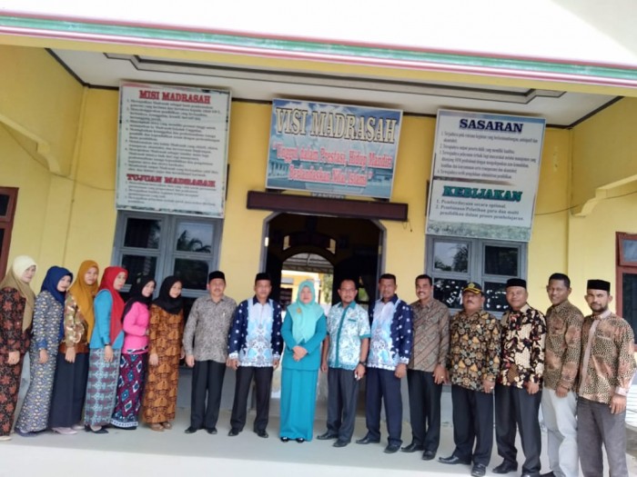 Kasubbag TU Kemenag Aceh Timur Kunjungi MTs Taman Fajar Bersama Kabid Madrasah