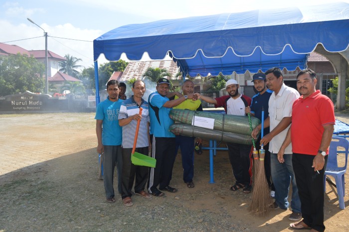 ASN Kemenag Banda Aceh Bersihkan Mesjid Nurul Huda