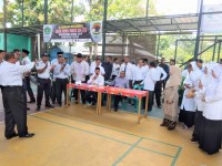 Kakanwil Simulasikan Cara Pakai Dasi, Ini Juara Lombanya