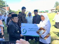 Dua Guru Honorer Kemenag Aceh Barat Terima Dua Paket Bedah Rumah dan Umrah