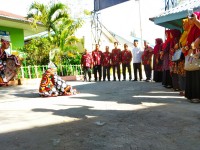 Kunjungan Tim Pengawas Madrasah Aceh Besar disambut Tari Munalu di MAN 1 Aceh Tengah