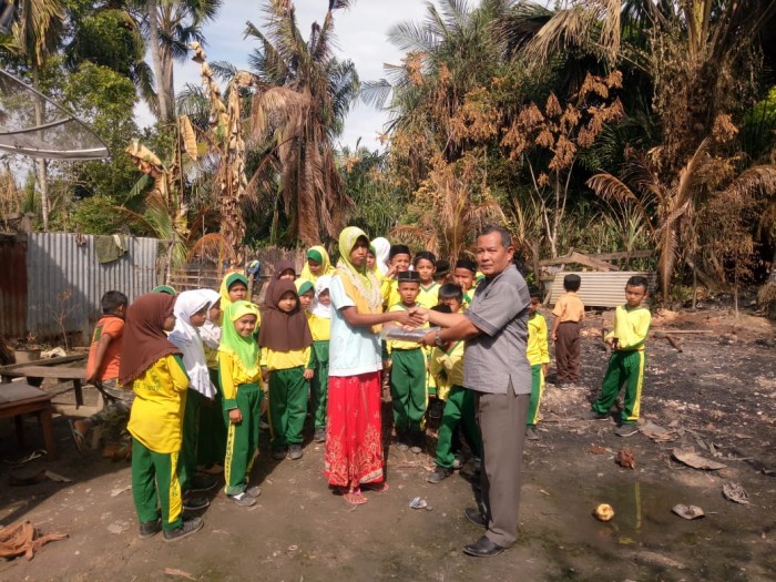 MIN 4 Aceh Timur Bantu Korban Kebakaran