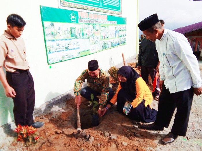Lakukan Penghijauan, Madrasah Negeri 5 Aceh Tengah Tanam 100 Batang Kopi