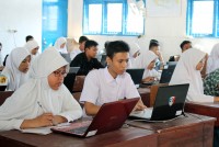 Calon Siswa MAN 1 Aceh Barat Ikut Seleksi Berbasis Komputer