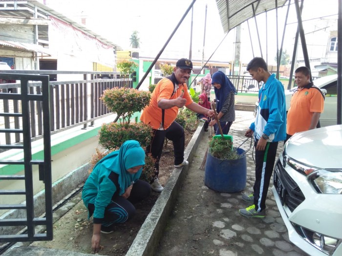 ASN Kemenag Aceh Timur Awali Aktivitas Dengan Senam Dan Gotong Royong