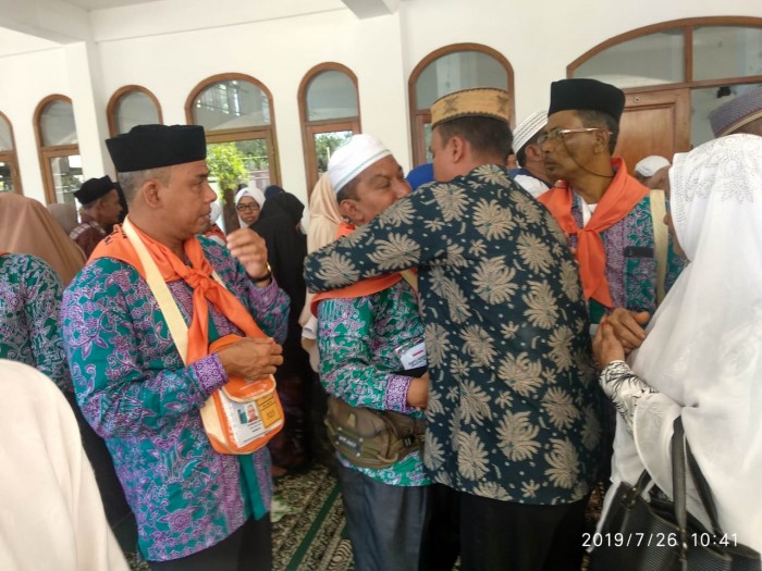 Bupati dan Wakil Bupati Saksikan Jemaah Calon Haji Tinggalkan Kabupaten Aceh Jaya