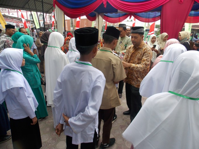 Penerimaan Hadiah,Pentas PAI Di Tutup Kasi PAIS Kemenag Aceh Timur