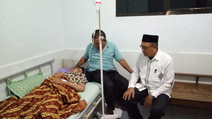 Kakanwil Jenguk Walikota Sabang dan Putri Kasubbag TU Simeulue di RS Kesdam
