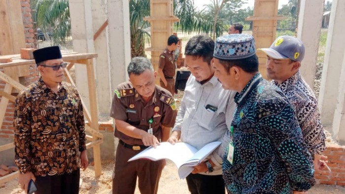 Tim TP4D Monitoring Pembangunan Balai Nikah dan Manasik Haji KUA Baktiya