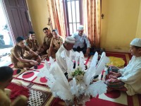 ASN Kemenag Aceh Jaya Peusijuek Kepala dan Kasi Penyelenggaraan Haji dan Umrah 