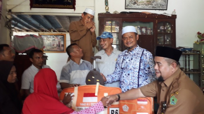 Petugas Haji Kloter 7 Serahkan Tas dan Koper H. Mat Budin