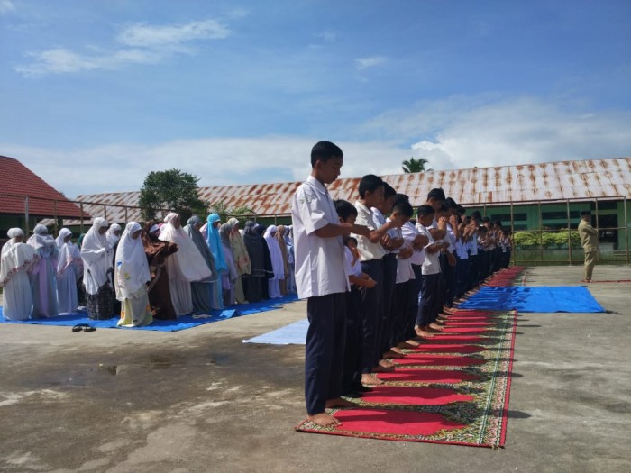 Do’akan Alm. BJ Habibie, Siswa/i Beserta Guru MTsN 1 Aceh Singkil Laksanakan Shalat Ghaib