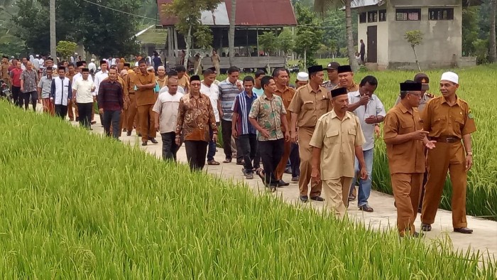 Kakanwil Tunaikan Fardhu Kifayah Almarhum Kepala MAN 2 Pijay Bersama Warga