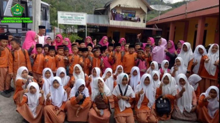 Tumbuhkan Sikap Peduli, MIN 10 Aceh Tengah Anjangsana Ke Panti Asuhan 