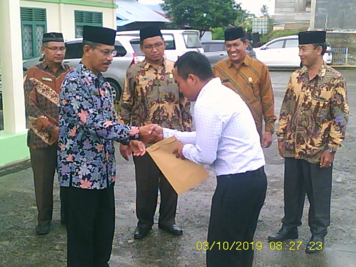 KAKANKEMENAG SIMEULUE SERAHKAN SK MUTASI, USAI PELAKSANAAN APEL PAGI 