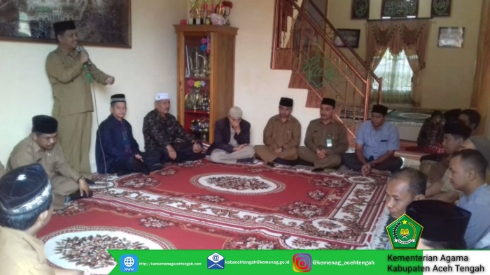 Keluarga Besar Kankemenag Aceh Tengah Bertakziah Ke Rumah Duka Drs. H. M. Saleh Syamaun