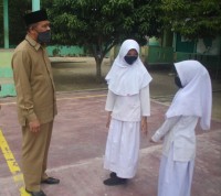 Rindukan Madrasah, Salman Sambangi MIN 1 Aceh Timur