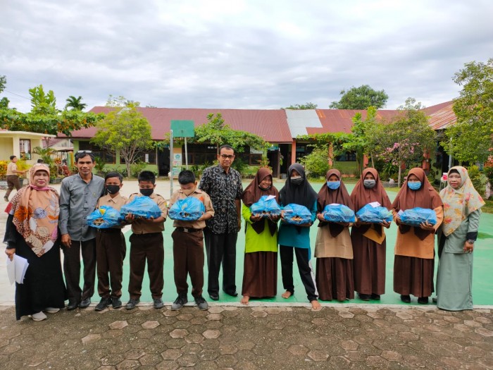 Bantu Siswa Kurang Mampu, MTsN Aceh Barat Daya Serahkan Sembako 