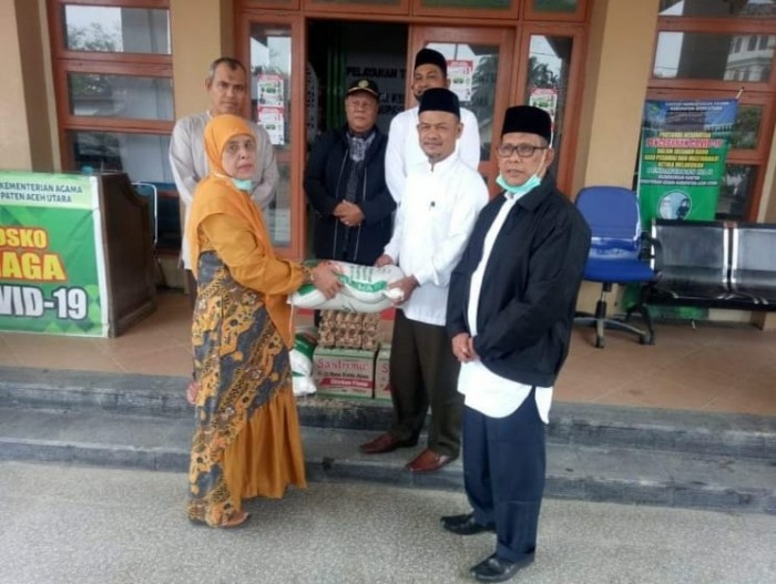 Anggota DPRK Aceh Utara (Mantan Kepala MIN) Nurmalia Salurkan Bantuan