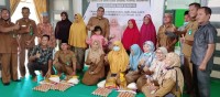 Sambut HAB ke-75, Kakankemenag Aceh Singkil beserta Jajarannya Distribusikan Bansos