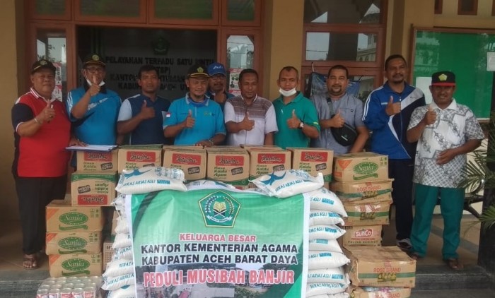 Kakankemenag Abdya Serahkan Bantuan untuk Korban Banjir Aceh Utara 
