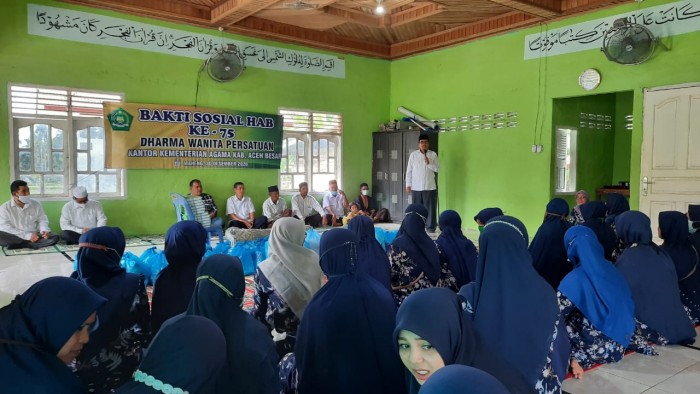 DWP Kemenag Aceh Besar Santuni Warga Maheng 