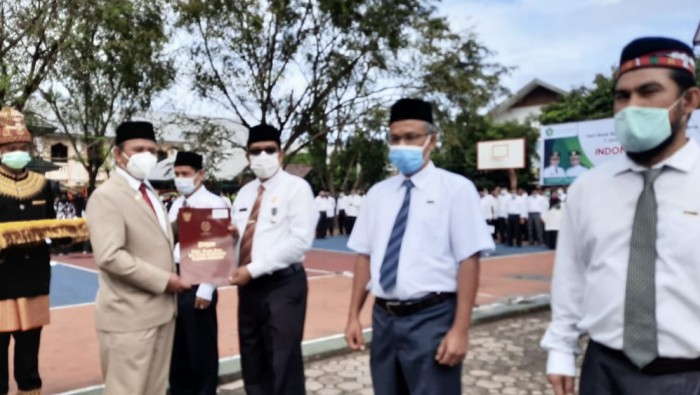 Abrar Zym dan Khalid Wardana raih satya lencana dari Presiden RI, Bupati Aceh Besar pimpin upacara HAB ke 75.