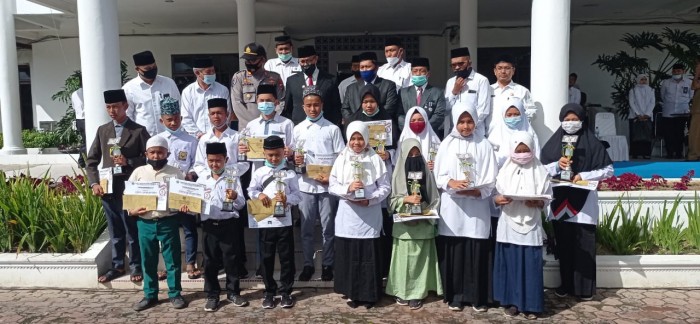 Disela-sela upacara HAB ke 75 Bupati Berikan Uang Pembinaan Untuk Juara Musabaqah Hifzil Al-Quran