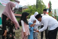 Usaha Air Isi Ulang Wakaf Tunai "Alma" Serahkan Bantuan Untuk Anak Yatim