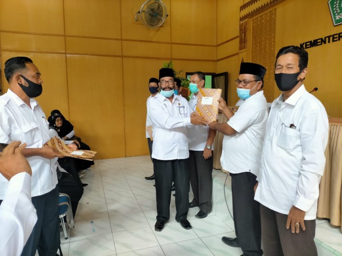 Rapat Awal Tahun, Kakankemenag Bireuen Serahkan DIPA 2021