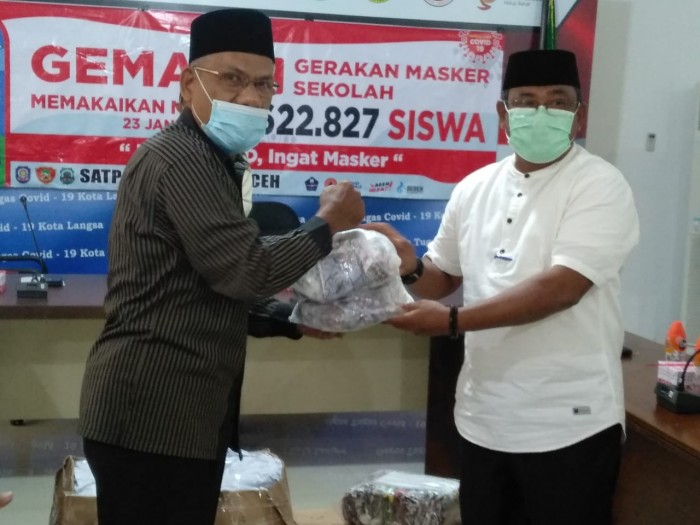 Kakankemenag Langsa Hadiri Penyerahan Masker untuk MI