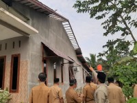 Keluarga Besar Kemenag Subulussalam Kunjungi ASN yang Terkena Angin Puting Beliung 