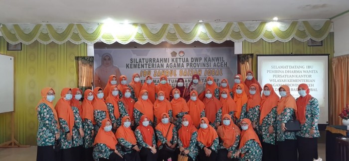 Zahrul Baizah Sillaturrahmi dengan DWP Kankemenag di Negeri Seribu Bukit 