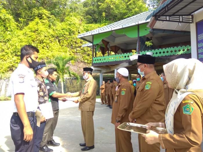 Serahkan SK, Kakankemenag Abdya; Jaga Kebersamaan dan Disiplin Kerja