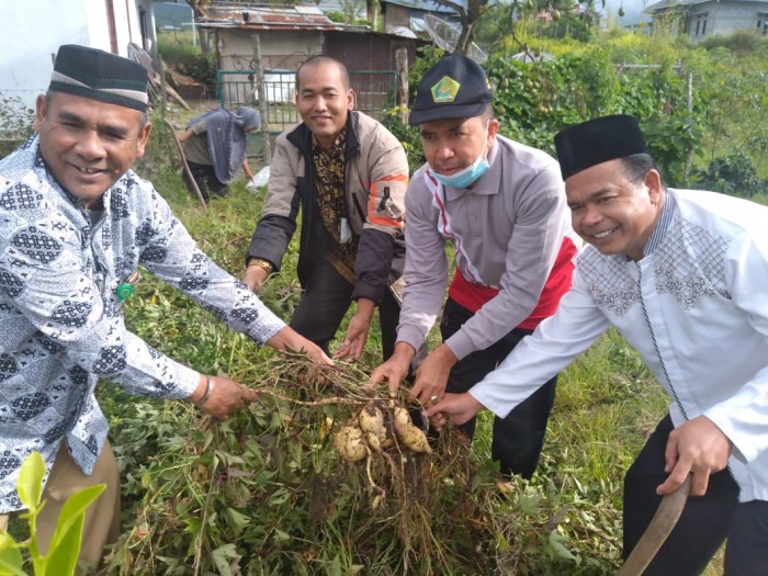 Kakankemenag Bener Meriah Manfaatkan Lahan Ketahanan Pangan