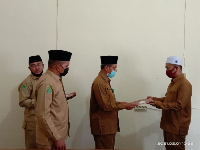 Kakankemenag Simeulue Serahkan DIPA BOP KUA Tahun 2021
