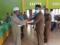 Kankemenag Atam Salurkan Bantuan untuk ASN yang Terdampak Banjir