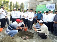 Kakanwil "Peusijuek" Panitia dan Pekerja Perluasan Mushalla Al-Ikhlas