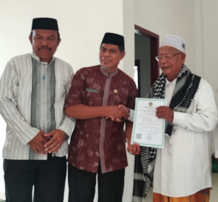 Kepala Kankemenag Abdya Serahkan SK Izin Operasional Pondok Pesantren Darul Muhibbah