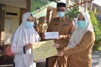 Siswi MTsN Model Terima Sertifikat Juara KSMO