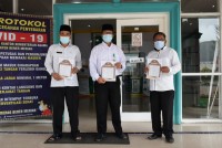 Kakankemenag Bener Meriah Serahkan Imsakiyah Ramadhan pada Madrasah dan KUA 